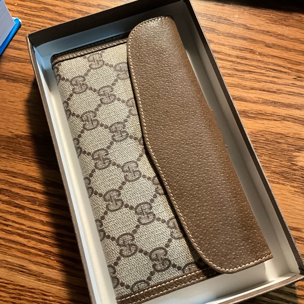 IMPRESS FOR THE HOLIDAY! New In box Gucci Wallet
